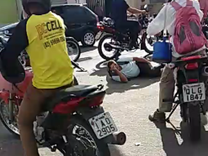 [Vídeo] Motorista atropela motociclista e foge na Benjamim Freire, em Arapiraca