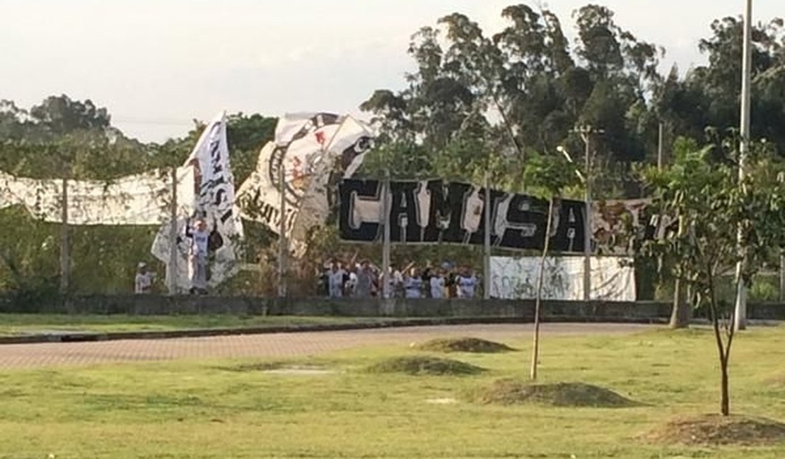 Torcida corintiana protesta em frente ao CT