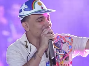 João Gomes brinca com presença de professoras em show: 'Corrigir prova que é bom...'