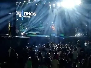 Cantor gospel cai do palco e atribui queda a “magia negra”