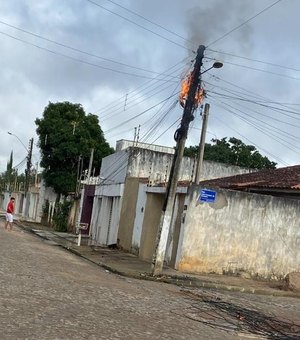 Fiação em poste fica em chamas e assusta moradores do bairro Santa Esmeralda em Arapiraca