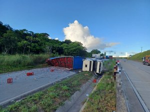 Acidente entre caminhão e carro causa interdição parcial na BR-101