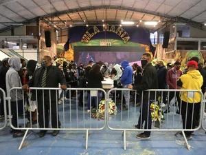 Milhares de fãs se despedem de MC Kevin, em São Paulo