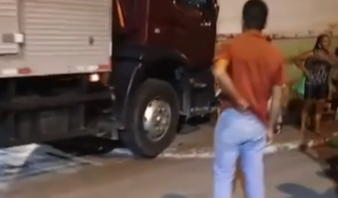 Caminhão Baú desgovernado atinge duas motos estacionadas no Centro de Arapiraca