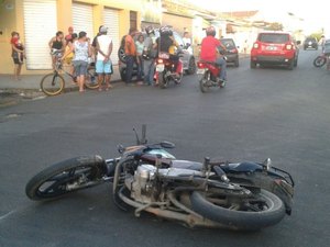 Motorista não respeita sinalização e colide em moto