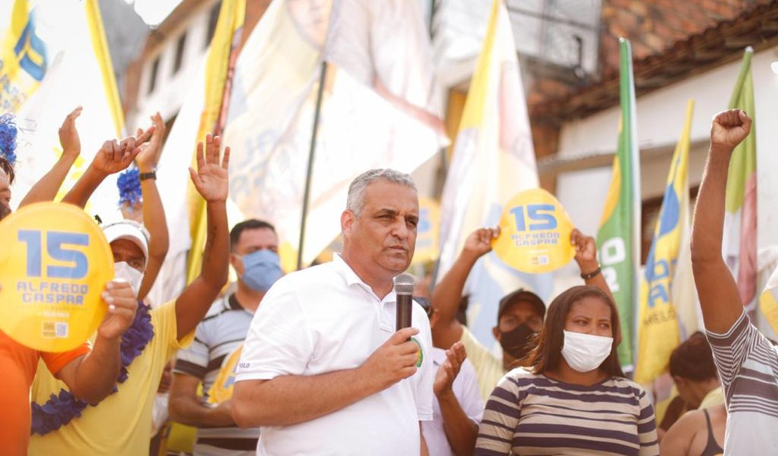 Alfredo Gaspar firma compromisso na Vila Emater para implantar auxílio emergencial