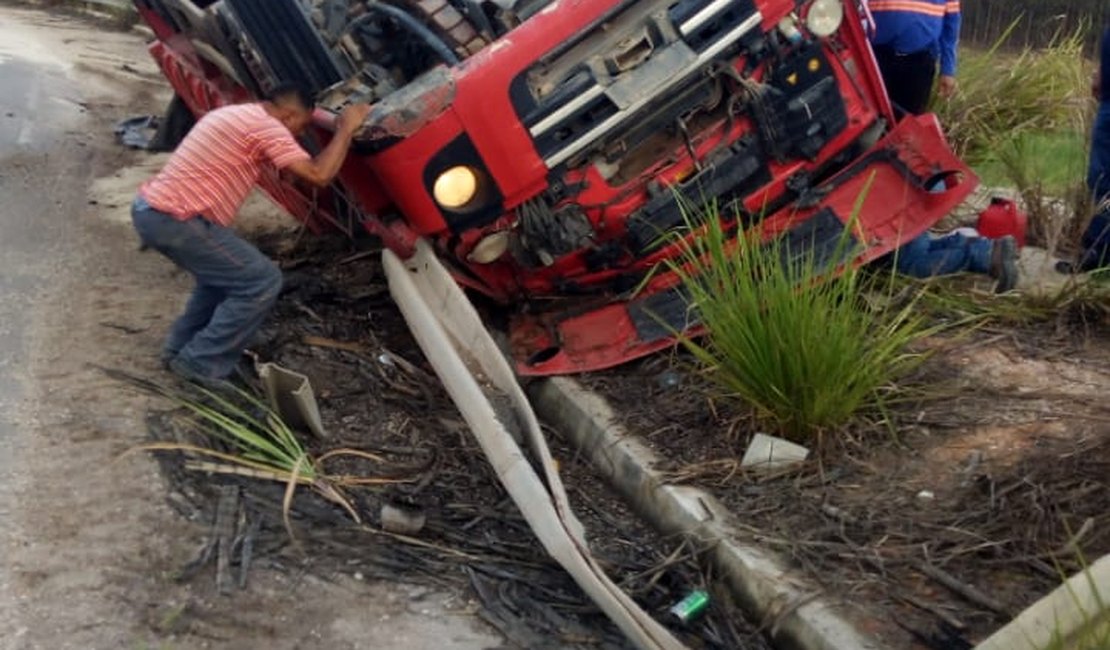 [Vídeo] Carreta tomba e motorista fica preso às ferragens em Maceió