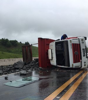 Colisão entre caminhões deixa dois feridos em Flexeiras 