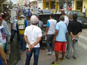 Princípio de incêndio em veículo deixa trânsito lento no centro de Arapiraca