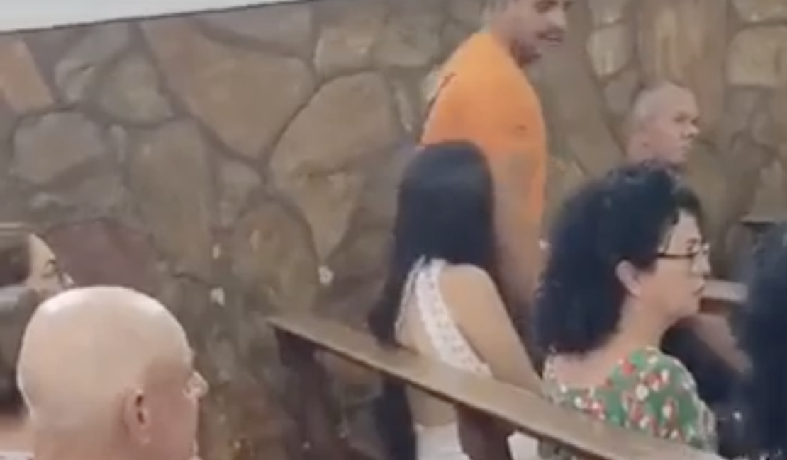 [Vídeo] Mulher flagra marido com a amante em igreja durante uma missa