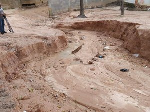 [Vídeo] Moradores da Grota do Andraújo sofrem com falta de estrutura