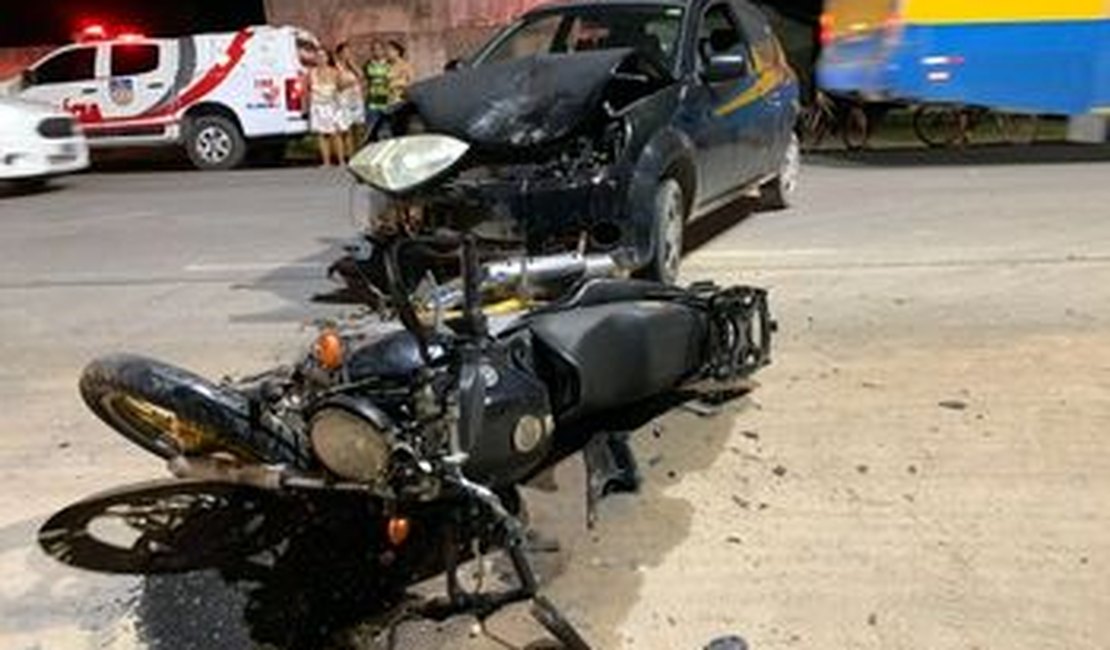 Colisão entre moto e carro deixa um ferido em Marechal Deodoro