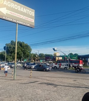 Viatura da Polícia Civil e picape colidem na Avenida Durval de Góes Monteiro