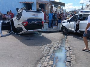 Motorista perde controle, provoca colisões e capota veículo em Arapiraca