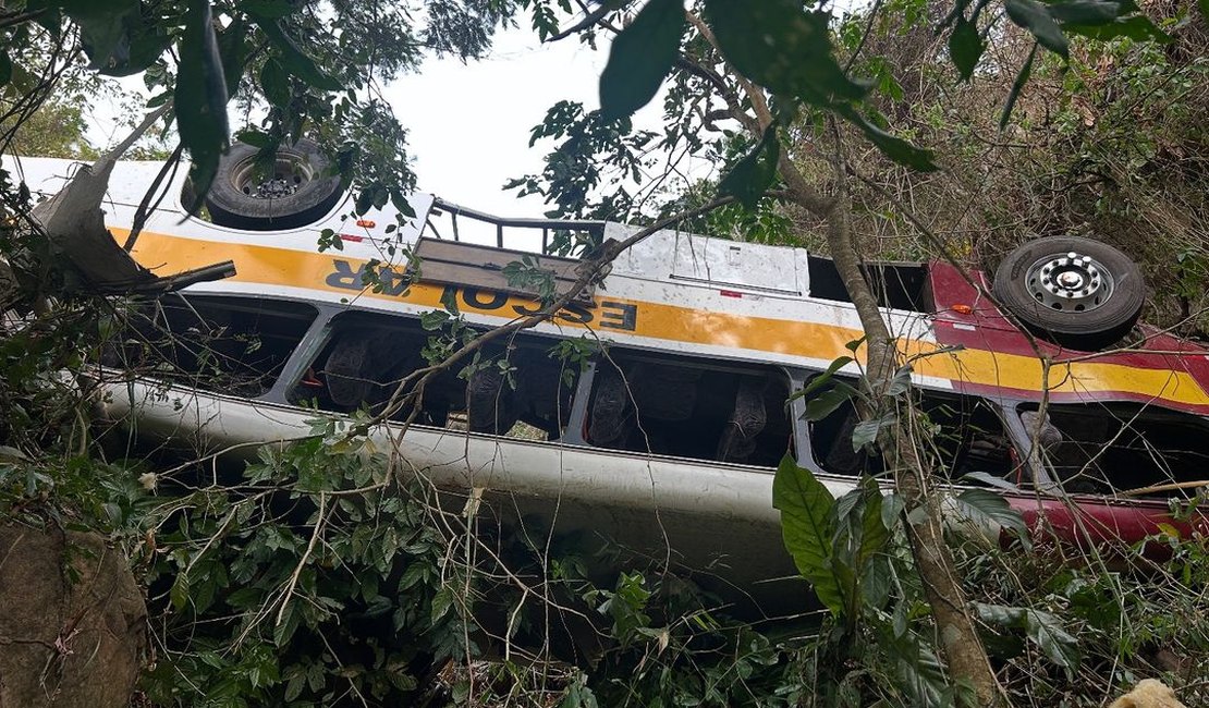 Tragédia na Serra da Barriga: queda de ônibus deixa 17 mortos e dezenas de feridos