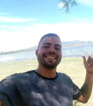 Jovem de 27 anos é surpreendido por criminosos em uma moto e executado a tiros em Arapiraca