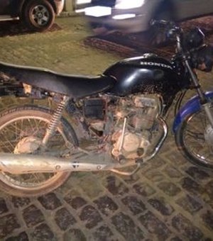 Após denúncia anônima, polícia recupera motocicleta roubada em matagal