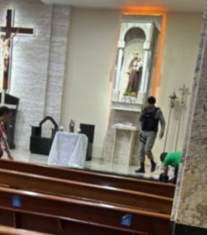 Vídeo flagra momento que homem esfaqueado invade igreja e interrompe missa