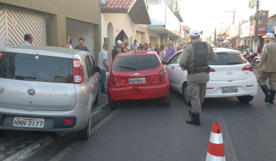 Três veículos são envolvidos em acidente no Centro de Arapiraca