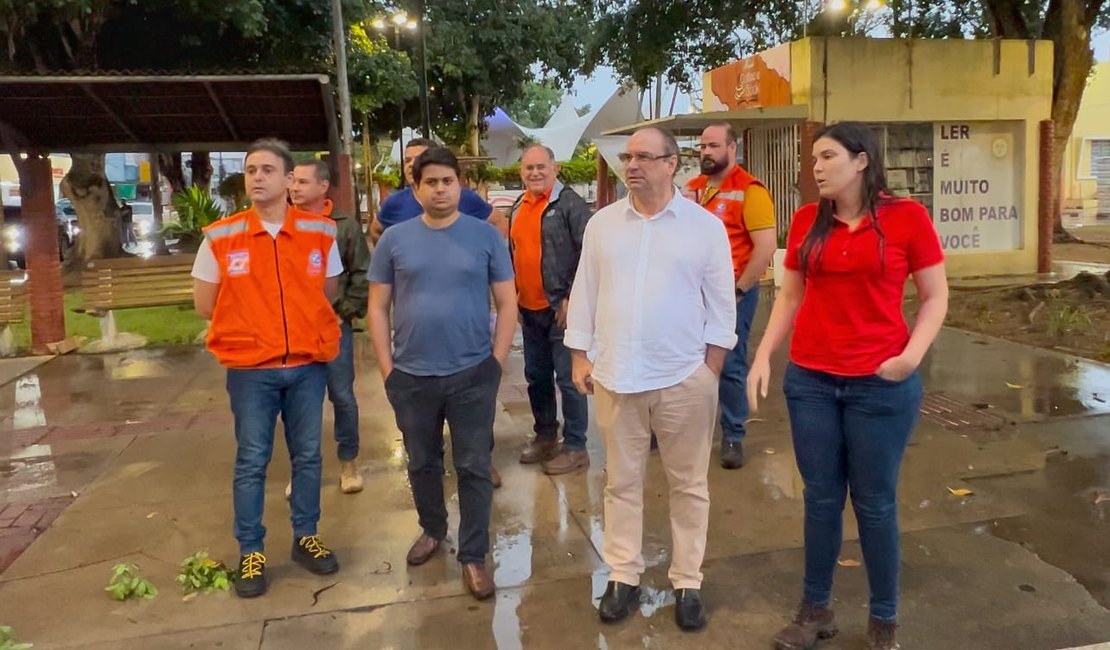 Prefeito Luciano mobiliza equipes e vistoria locais mais afetados pelas chuvas em Arapiraca