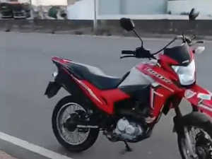 [Vídeo] Moto é encontrada abandonada em frente à Cilel, em Arapiraca