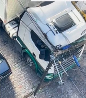 Caminhão entra na contramão, arrasta fiação e derruba poste na Ponta Verde