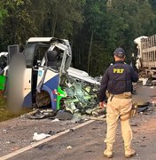 Acidente entre micro-ônibus e carreta deixa 23 mortos no Paraná