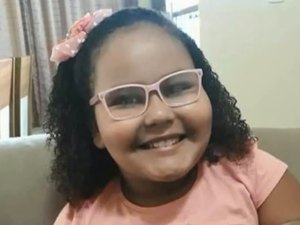 Menina de 8 anos morre atingida por bala perdida no sofá de casa
