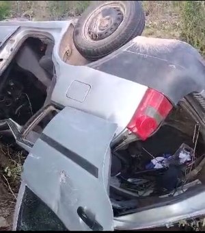 Carro capota na AL-220 em Delmiro Gouveia e deixa três feridos, incluindo uma criança﻿﻿