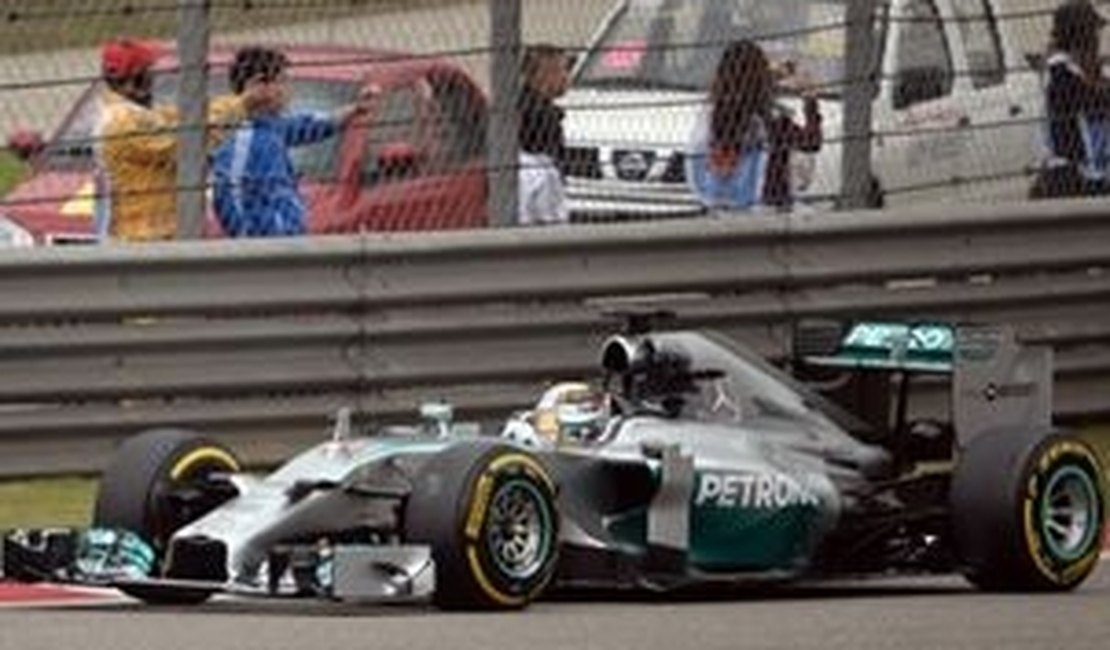 Dominando a corrida do início ao fim, Hamilton vence mais uma na F-1