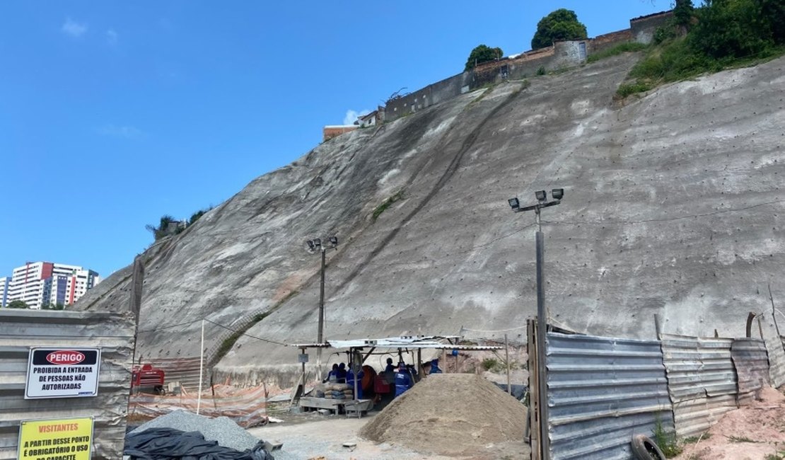 Obras de contenção de encostas avançam no Vale do Reginaldo e Grota Santa Helena