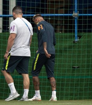 Neymar sente dores e, mancando, abandona treinamento da seleção