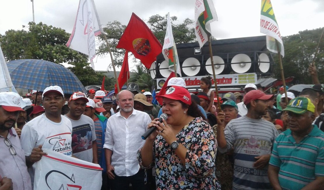 Integrantes de movimentos agrários fazem protesto em frente à Usina Laginha