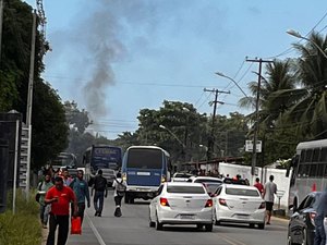 Após passar um mês sem água, moradores de Ipioca fecham AL-101 Norte