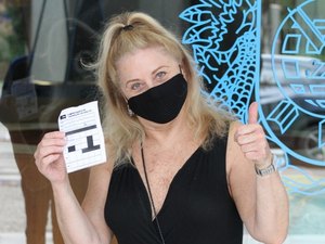 Vera Fischer toma a primeira dose da vacina contra a Covid-19