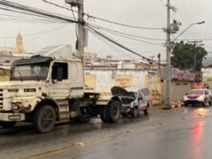 Caminhão desgovernado atinge carros próximo ao centro de Santana