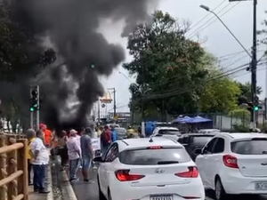 Funcionários de hospital fazem novo protesto na Av. Fernandes Lima