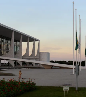 “Democracia não suporta grades”, diz Lula ao mandar retirar barreiras do Planalto