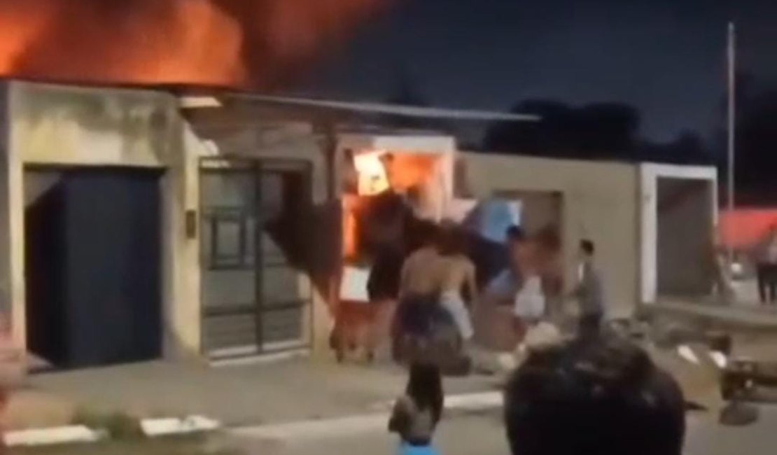 Casa pega fogo no Benedito Bentes, provoca pânico e vizinhos denunciam acúmulo de entulhos no local