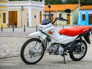 Adolescente é flagrado pilotando moto com criança de quatro anos na garupa