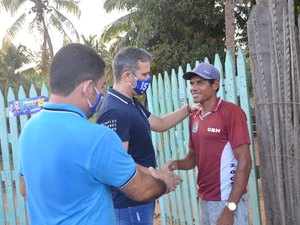 Maykon Beltrão e vice fazem caminhada em bairros e povoados de Coruripe