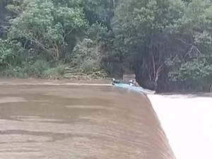 Vídeo mostra momento em que caiaque com ex-prefeito cai e fica preso na correnteza