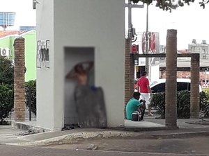 Sem roupa, mulher toma banho em banheiro desativado na praça Lions de Arapiraca