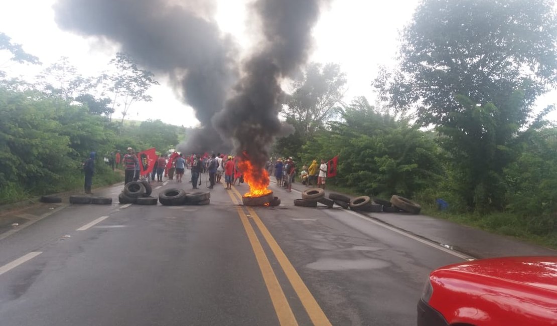 Integrantes da Frente Nacional de Luta interditam rodovias federais em Alagoas