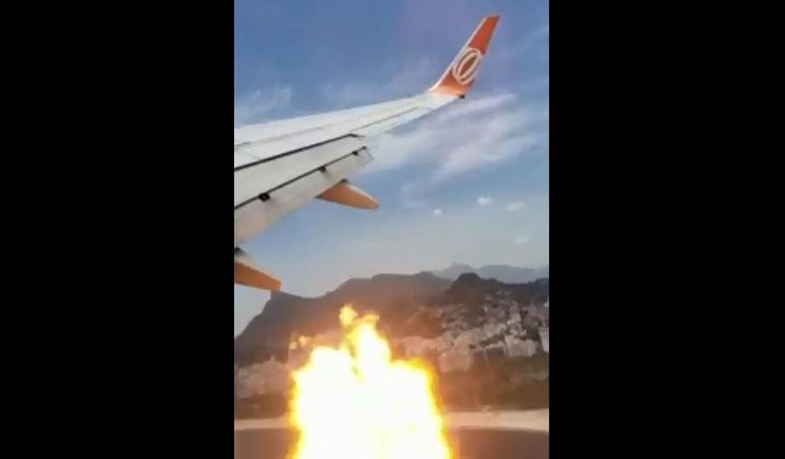 Passageiros filmam clarões perto da asa, e avião muda rota