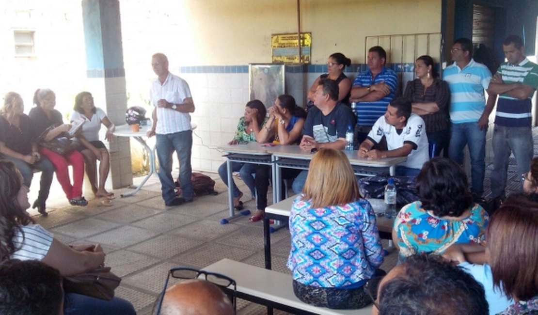 Álvaro Melo propõe reajuste de 8%, mas professores não aceitam