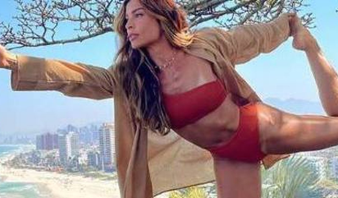Grazi Massafera posa com look de praia estiloso e impressiona com flexibilidade e equilíbrio no ioga