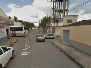 Homem invade loja e sai com carrinho de picolé