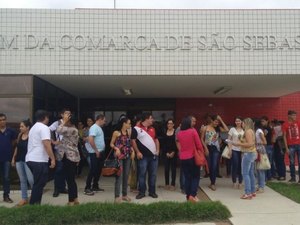 Aprovados em concurso público protestam pela convocação