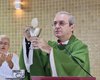 Padre Walfran mostra documento com regularidade de suas prestações de contas